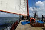 Gäste an Deck unter den Segeln der Avontuur
