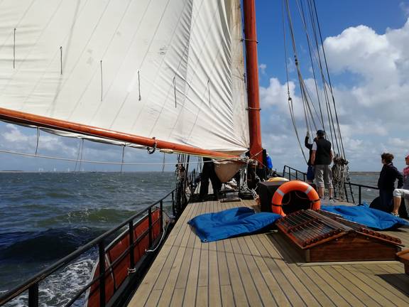 Gäste an Deck unter den Segeln der Avontuur