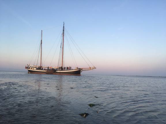 Avontuur auf den bei Ebbe freiliegenden Wattflächen im Abendlicht