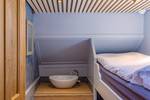 Kabine mit Etagenbett, Waschbecken und Oberlicht auf der Avontuur