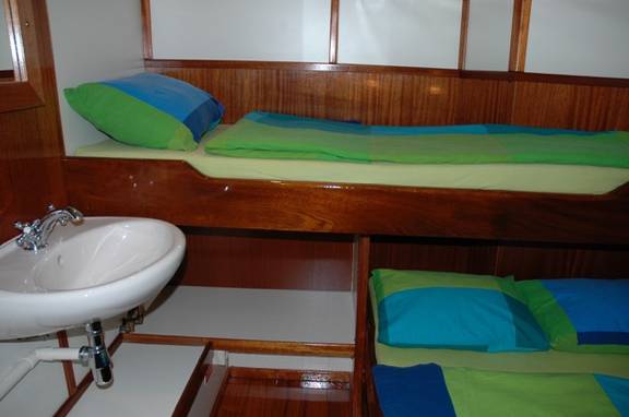 Kabine mit Etagenbett und Waschbecken auf der Tjalk Aagtje