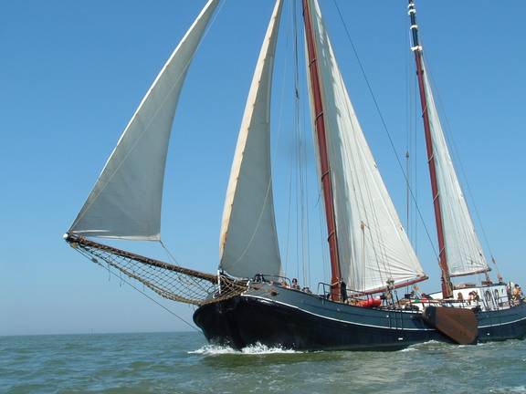 Tjalk Aagtje unter Segeln auf offenem Wasser