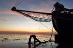 Bug der Tjalk Aagtje bei Sonnenuntergang im Wattenmeer