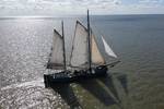 Tjalk Aagtje unter vollen Segeln, aus der Luft gesehen