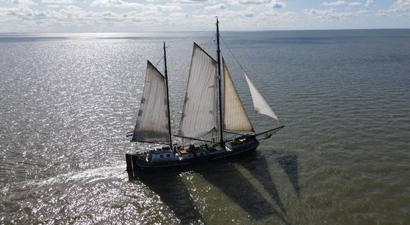 Tjalk Aagtje unter vollen Segeln, aus der Luft gesehen