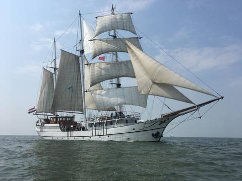 Driemaster Abel Tasman met witte zeilen op het water