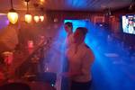 Feier mit farbiger Beleuchtung in der Bar der Abel Tasman