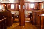 Holzbänke und Tische im Salon der Abel Tasman