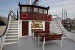 Mitteldeck der Abel Tasman mit Sitzbänken und Treppen