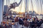 Gesellschaft an Deck der Abel Tasman in der Abendsonne