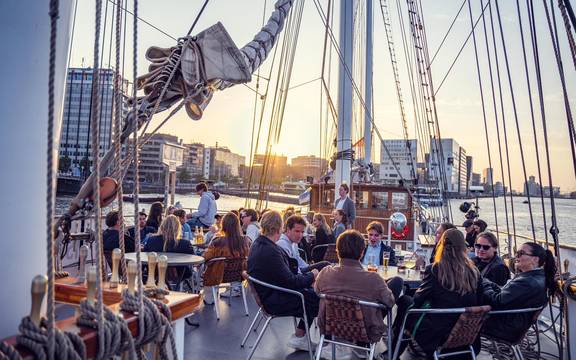 Gesellschaft an Deck der Abel Tasman in der Abendsonne