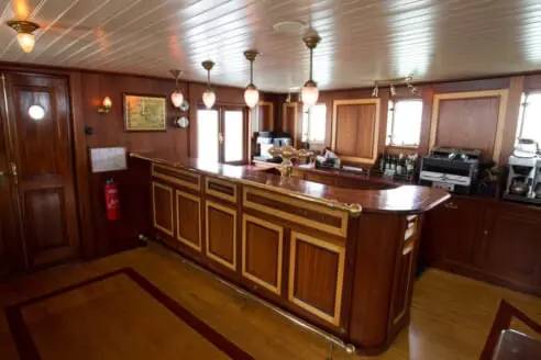 Holzbar im Salon der Abel Tasman