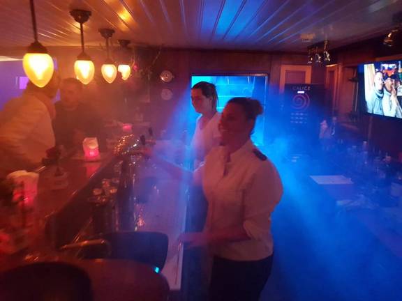 Feier mit farbiger Beleuchtung in der Bar der Abel Tasman
