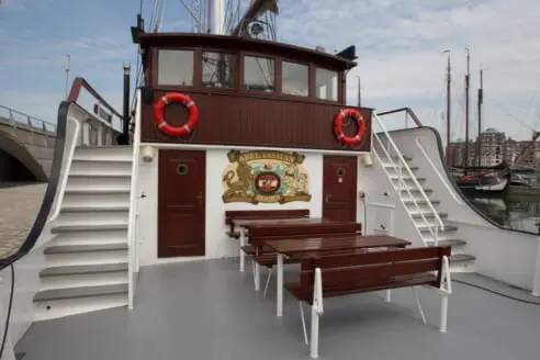 Mitteldeck der Abel Tasman mit Sitzbänken und Treppen
