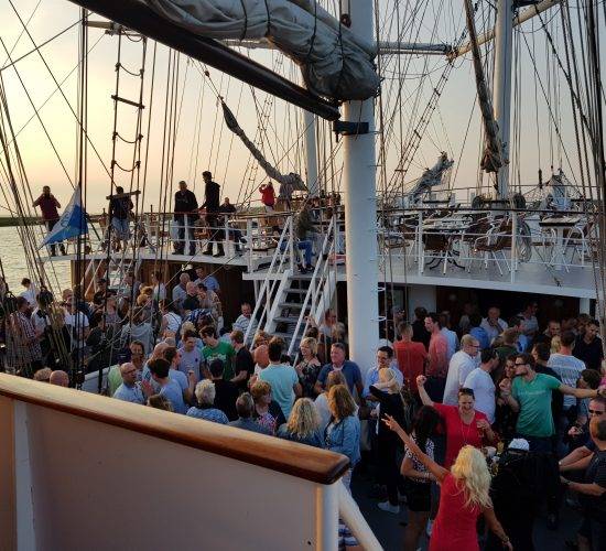 Gäste bei einer Feier an Deck der Abel Tasman