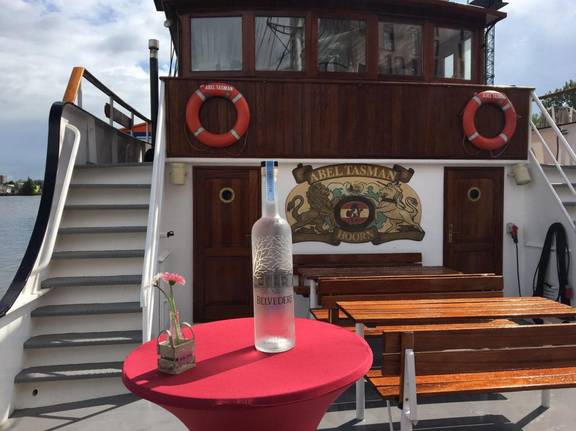 Mitteldeck der Abel Tasman mit Stehtisch und Treppen