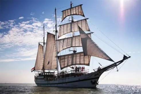 Dreimaster Abel Tasman unter Segeln, vom Bug aus gesehen