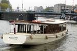 Salonboot Adeline auf dem Wasser, von vorn gesehen