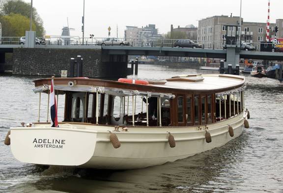 Salonboot Adeline auf dem Wasser, von vorn gesehen