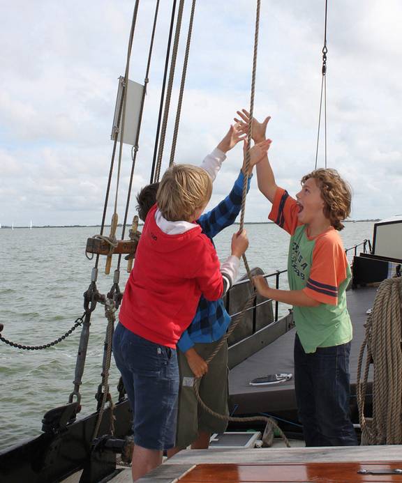Kinder helfen gemeinsam beim Segelsetzen auf der Albatros