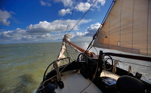 Spritzendes Wasser neben dem Deck der segelnden Albatros