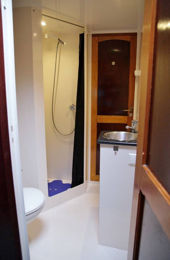 Badezimmer mit Dusche und Waschbecken auf der Aldebaran