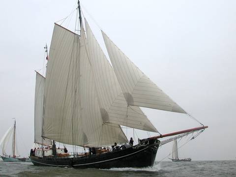 Klipper Aldebaran unter weißen Segeln, von der Seite gesehen