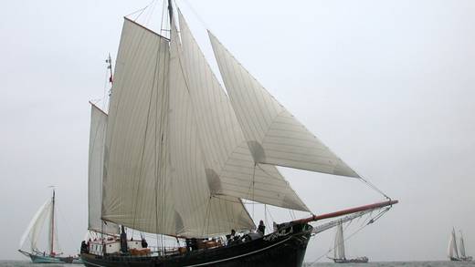 Klipper Aldebaran unter weißen Segeln, von der Seite gesehen