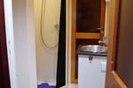 Badezimmer mit Dusche und Waschbecken auf der Aldebaran