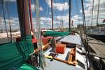 Blick über das Deck und den Sitzbereich der Allure im Hafen