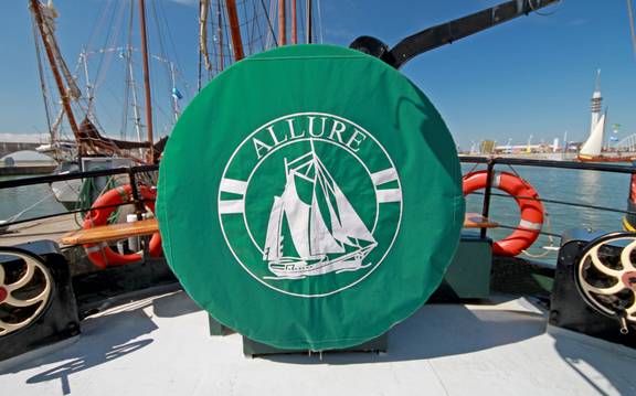 Grüne Steuerradabdeckung mit dem Logo der Allure