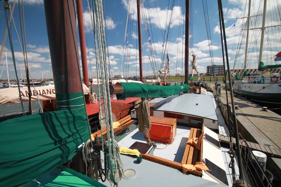 Blick über das Deck und den Sitzbereich der Allure im Hafen