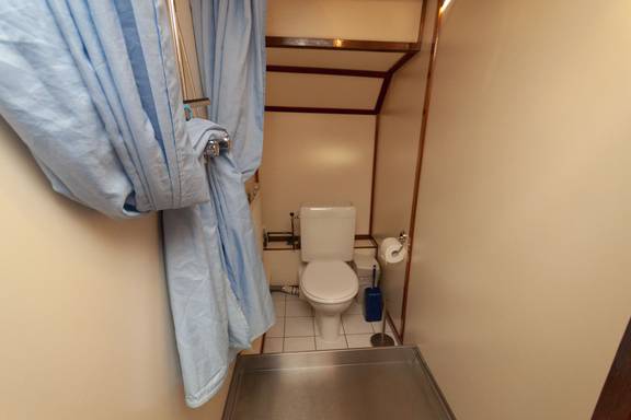 Toilette und Dusche an Bord der Allure