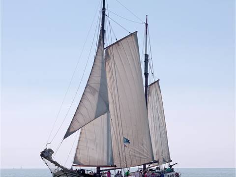 Klipper Allure mit gesetzten Segeln auf offenem Wasser
