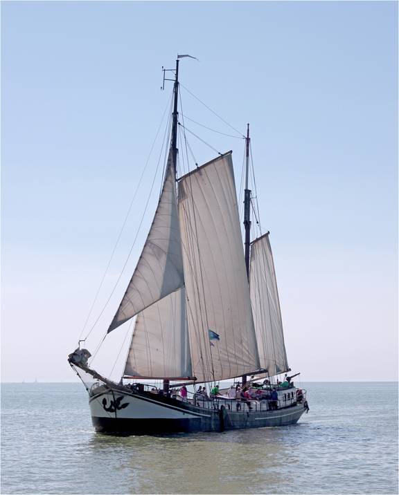 Klipper Allure mit gesetzten Segeln auf offenem Wasser