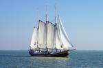 Ambiance unter weißen Segeln auf offenem Wasser