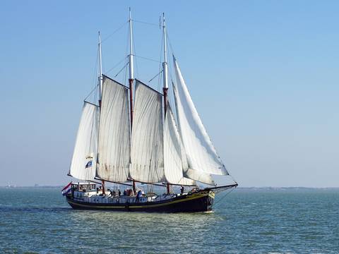 Ambiance unter weißen Segeln auf offenem Wasser