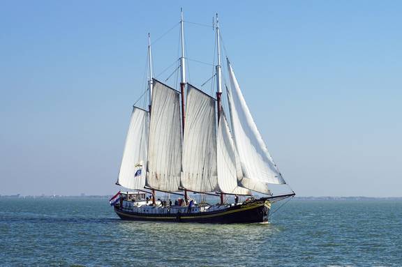 Ambiance unter weißen Segeln auf offenem Wasser