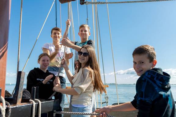 Schüler helfen beim Segeln an Bord der Ambiance