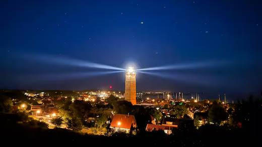 Beleuchteter Leuchtturm über Terschelling am Abend