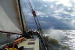 Anna Trijntje segelt durch die Wellen unter bewölktem Himmel