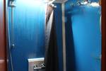 Dusche mit blauen Wänden auf der Anna Trijntje