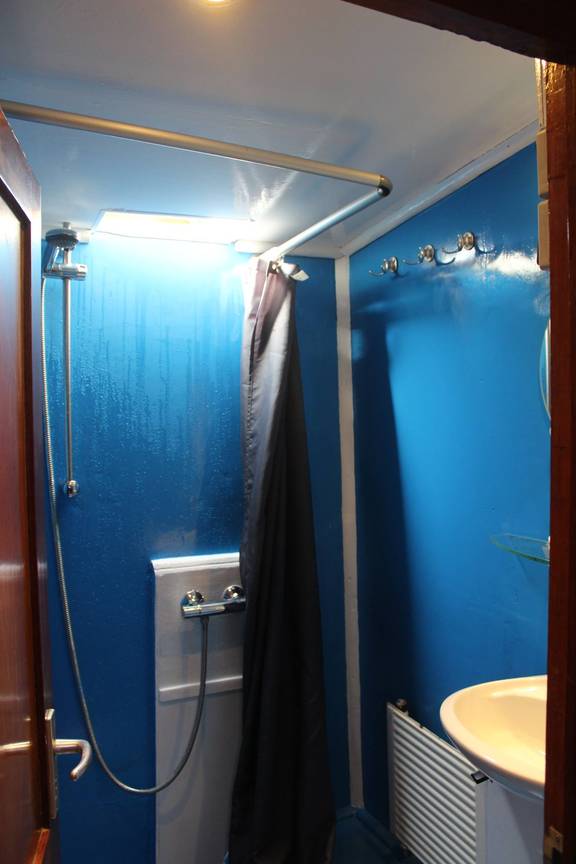 Dusche mit blauen Wänden auf der Anna Trijntje