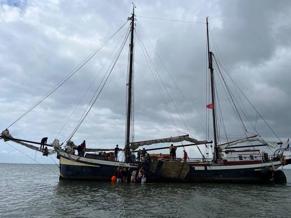 Anna Trijntje im Wattenmeer mit geborgenen Segeln
