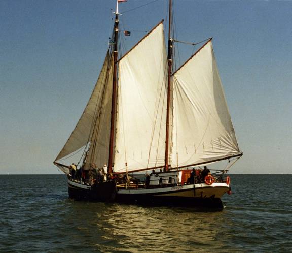 Anna Trijntje unter Segeln, vom Heck aus gesehen