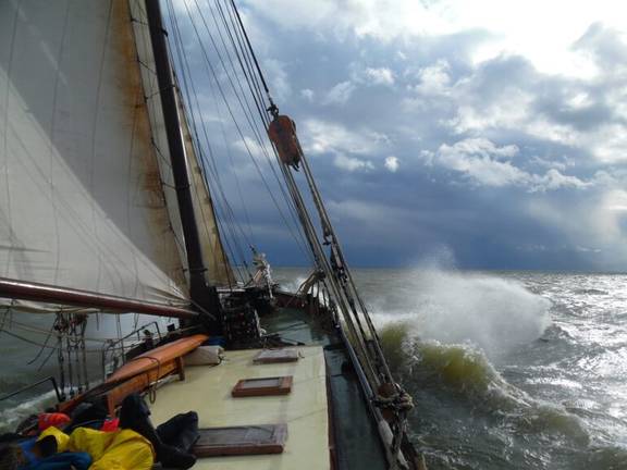 Anna Trijntje segelt durch die Wellen unter bewölktem Himmel