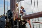 Segelsetzen an Deck des Klippers Anna