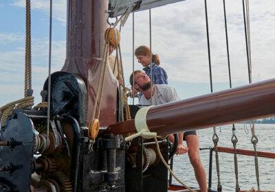 Segelsetzen an Deck des Klippers Anna