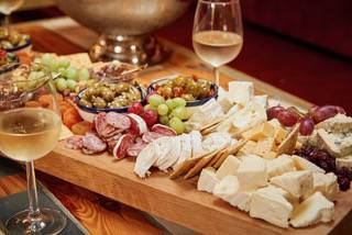 Käse und Häppchen auf einer Snackplatte an Bord der Anna