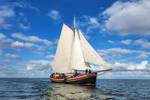 Klipper Anna unter weißen Segeln bei blauem Himmel